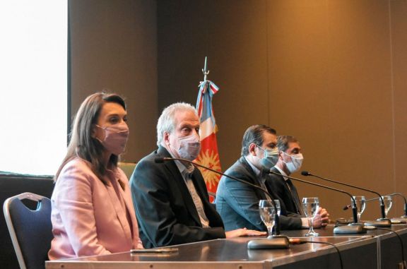 El gobernador Zamora firmó un convenio con el ministro Jaime Perczyk 