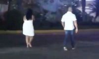 Video: un hombre descubrió a su mujer con el amante en un motel, ella salió en toalla caminando por la calle